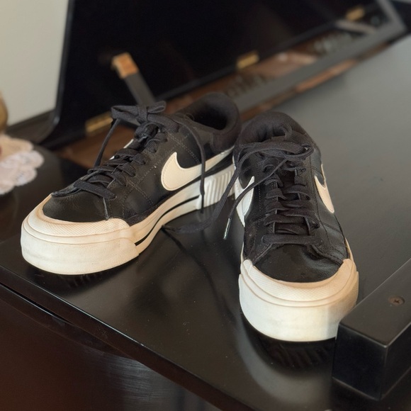 Nike Classic Black and White Low-Tops platform - Picture 2 of 4